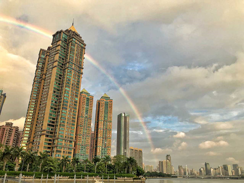 广东多地雨后现蓝天彩虹 你看到了吗？