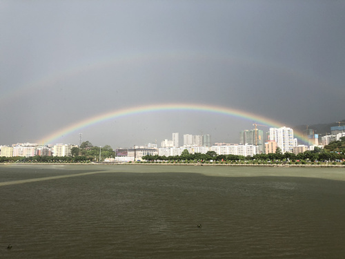 广东多地雨后现蓝天彩虹 你看到了吗？