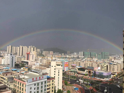 广东多地雨后现蓝天彩虹 你看到了吗？