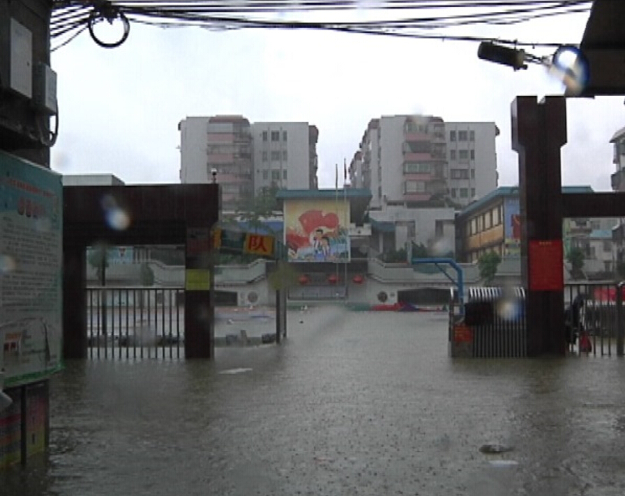 广东：12市县因暴雨启动停课机制 