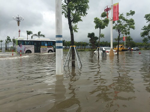 综合消息|台风“艾云尼”致广东大雨倾盆 受灾严重