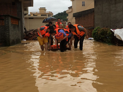 综合消息|台风“艾云尼”致广东大雨倾盆 受灾严重