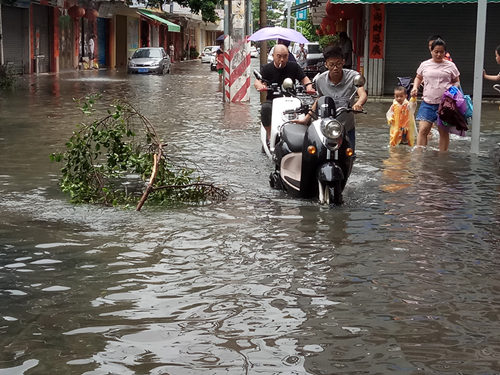 综合消息|台风“艾云尼”致广东大雨倾盆 受灾严重